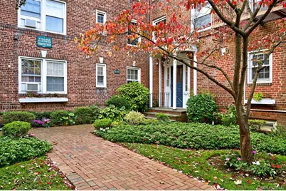 8 Welwyn Road #3F, Great Neck, NY 11021 - Photo 2