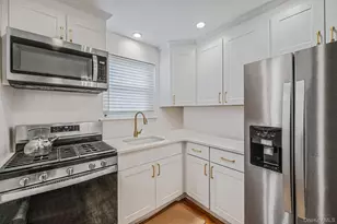 21 Glen Hollow Dr, Holtsville, NY 11742 - Photo 16