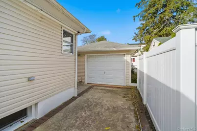 1040 Brookside Avenue, Uniondale, NY 11553 - Photo 4