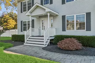 16 Mastro Ct, Calverton, NY 11933 - Photo 2