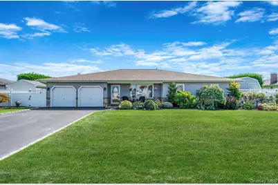 25 Harbor Court, Copiague, NY 11726 - Photo 2