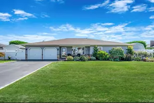 25 Harbor Ct, Copiague, NY 11726 - Photo 2