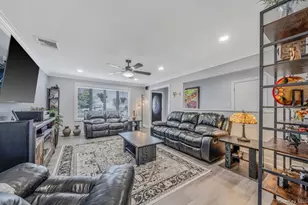 25 Harbor Ct, Copiague, NY 11726 - Photo 8