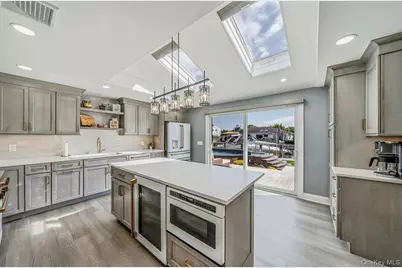 25 Harbor Court, Copiague, NY 11726 - Photo 12