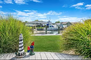 25 Harbor Ct, Copiague, NY 11726 - Photo 32