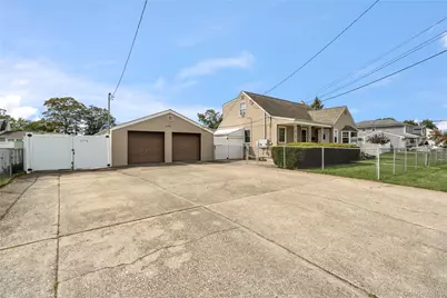 697 N Fulton Avenue, Lindenhurst, NY 11757 - Photo 4