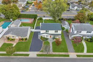 30 Andover Ln, Hicksville, NY 11801 - Photo 2