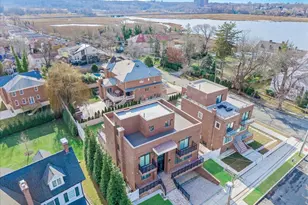 233-12 Bay St, Douglaston, NY 11363 - Photo 44