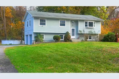 11 Pleasant Lane, Poughkeepsie, NY 12603 - Photo 2