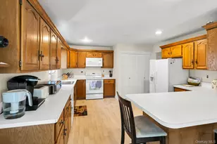 34 Winston Dr, Smithtown, NY 11787 - Photo 12