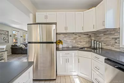 48 Farmers Avenue, Lindenhurst, NY 11757 - Photo 16