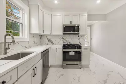 327 N Forest Avenue, Rockville Centre, NY 11570 - Photo 14