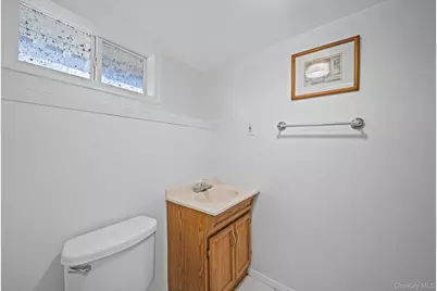 112 Cleveland Street, Bay Shore, NY 11706 - Photo 12