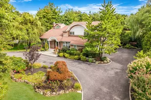 43 Cabriolet Ln, Melville, NY 11747 - Photo 2