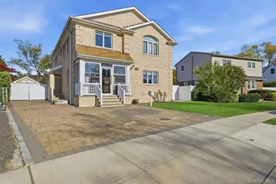 19 8th Street, Hicksville, NY 11801 - Photo 2