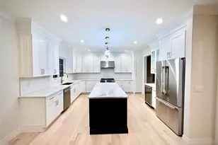 7 Greenway Cir, Syosset, NY 11791 - Photo 2