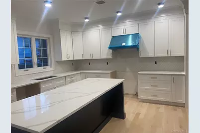 7 Greenway Circle, Syosset, NY 11791 - Photo 4