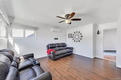 20 Bridge Lane, Hicksville, NY 11801 - Photo 4