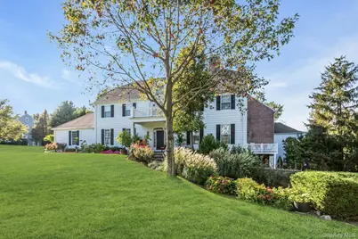 16 Robin Court, Glen Cove, NY 11542 - Photo 2