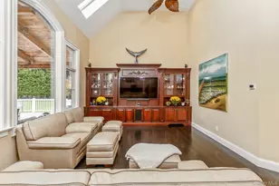 42 Old Neck Ct, Manorville, NY 11949 - Photo 6