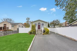 21 Ireland Pl, Copiague, NY 11726 - Photo 4