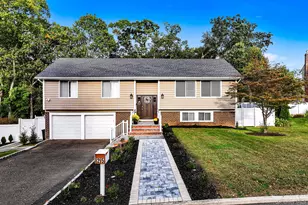 25 Hitching Post Ln, Glen Cove, NY 11542 - Photo 2