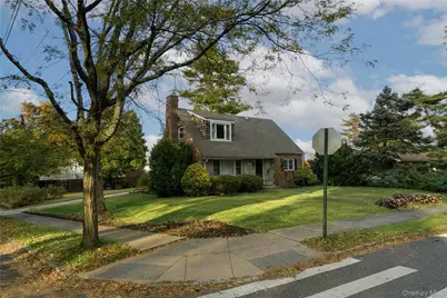 301 Park Lane, Douglaston, NY 11363 - Photo 2