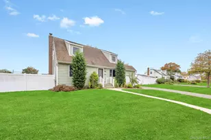 390 Parkside Ct, Copiague, NY 11726 - Photo 2