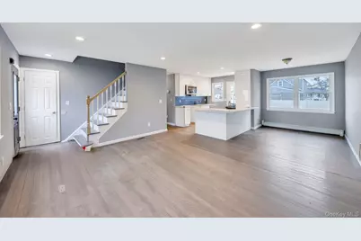 390 Parkside Court, Copiague, NY 11726 - Photo 4