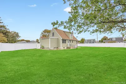 390 Parkside Court, Copiague, NY 11726 - Photo 24