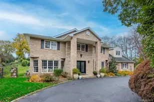 37 Peppermill Ln, Dix Hills, NY 11746 - Photo 2