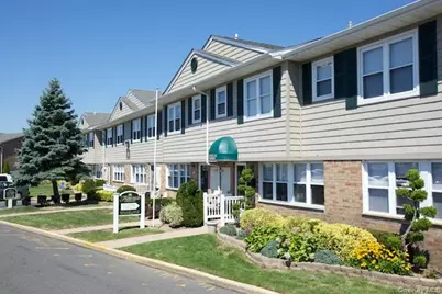 1355 Roanoke Avenue #4L, Riverhead, NY 11901 - Photo 2