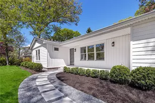 4 Pine Tree Ct, East Quogue, NY 11942 - Photo 2