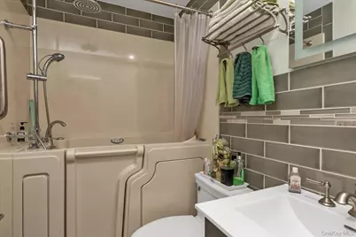 147 Ruxton Street, Uniondale, NY 11553 - Photo 8