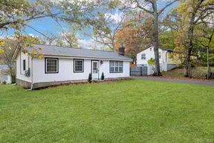 52 Maple Ln, Medford, NY 11763 - Photo 2