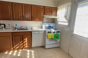 34 Carleton St, Westbury, NY 11590 - Photo 4