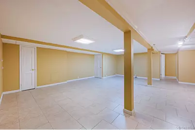 1023 Maple Lane, New Hyde Park, NY 11040 - Photo 18