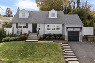 19 Sideview Dr, Oyster Bay, NY 11771 - Photo 2