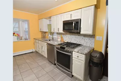 76 E Hollywood Avenue, Lindenhurst, NY 11757 - Photo 4