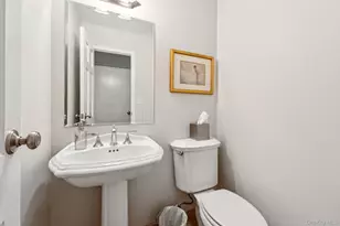 96 Acorn Ponds Dr, Roslyn, NY 11576 - Photo 18