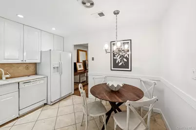 96 Acorn Ponds Drive, Roslyn, NY 11576 - Photo 10