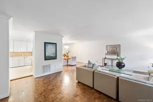 96 Acorn Ponds Dr, Roslyn, NY 11576 - Photo 4