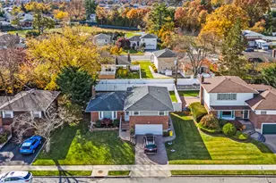 15 Vista Rd, Plainview, NY 11803 - Photo 2