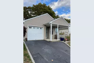 426 Village Circle N, Manorville, NY 11949 - Photo 2