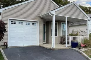 426 Village Cir N, Manorville, NY 11949 - Photo 2