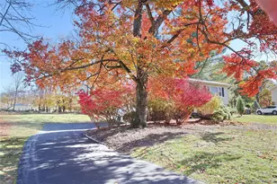 6 Roxbury Ct, Chestnut Ridge, NY 10977 - Photo 2