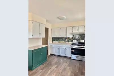 110 Evergreen Avenue #2nd Floor, Lynbrook, NY 11563 - Photo 6