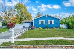 7 Hester Ln, Ronkonkoma, NY 11779 - Photo 2