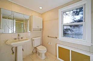 25 Oxford Dr, Freeport, NY 11520 - Photo 26