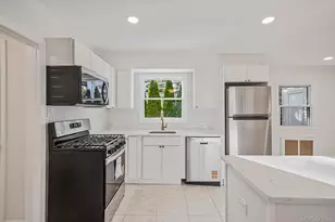 25 Oxford Dr, Freeport, NY 11520 - Photo 16